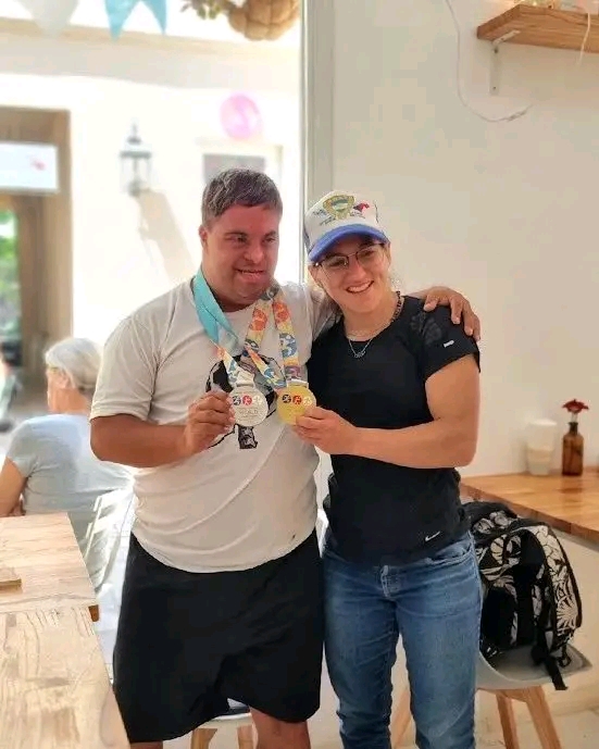 En el marco del Día Internacional del Síndrome de Down, es preciso nutrirse con la claridad que sólo desde el seno del diagnóstico puede aflorar. El padre del campeón del mundo Juan Pablo Castet Lamelas -Héctor Pablo Castet- compartió en diálogo con CORONADOS DE GLORIA el recorrido conquistado en familia, contra todo pronóstico. Viajando al año 1988, cuando conocían que el Síndrome de Down (SD) atravesaría su vida, y sus vidas, Pablo recordó: "Fue una noticia muy dura de sobrellevar, Pero lo único que decidimos hacer fue salir adelante, luchar".