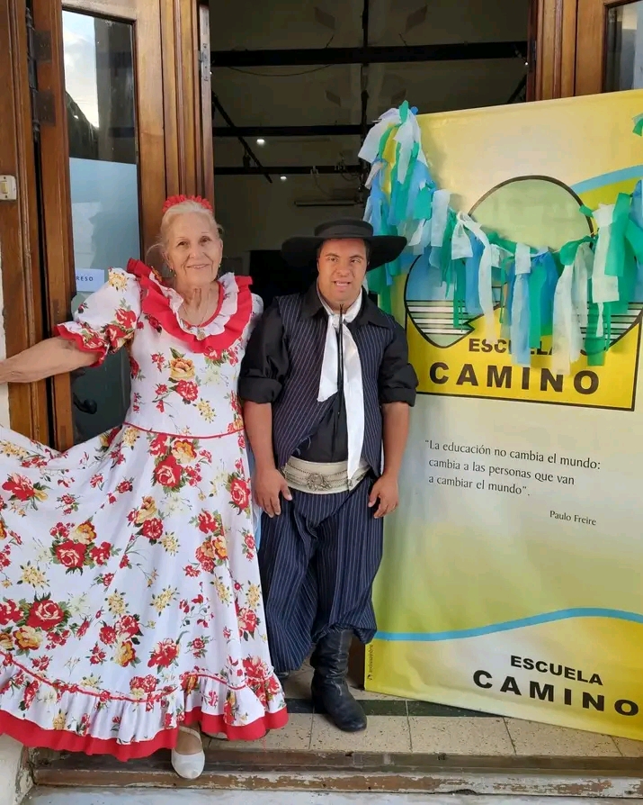 En el marco del Día Internacional del Síndrome de Down, es preciso nutrirse con la claridad que sólo desde el seno del diagnóstico puede aflorar. El padre del campeón del mundo Juan Pablo Castet Lamelas -Héctor Pablo Castet- compartió en diálogo con CORONADOS DE GLORIA el recorrido conquistado en familia, contra todo pronóstico. Viajando al año 1988, cuando conocían que el Síndrome de Down (SD) atravesaría su vida, y sus vidas, Pablo recordó: "Fue una noticia muy dura de sobrellevar, Pero lo único que decidimos hacer fue salir adelante, luchar".