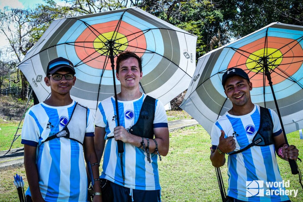 La deportista argentina Florencia Leithold logró obtener la plaza para los Juegos Panamericanos de Santiago Chile 2023 en la categoría de tiro con arco recurvo femenino tras llegar a las semifinales en el clasificatorio disputado en Santo Domingo, República Dominicana. El equipo masculino de recurvo también tuvo un buen desempeño, llegando hasta las semifinales pero cayendo ante el equipo cubano en un emocionante shootoff.
