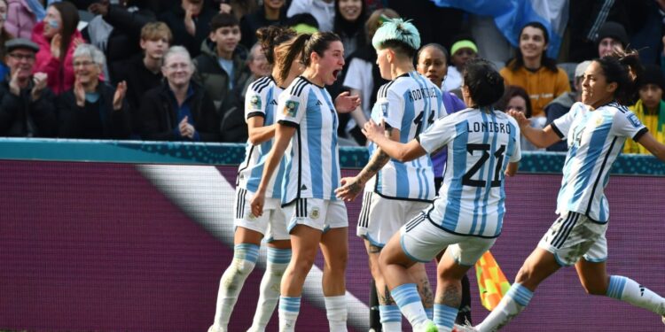 ARGENTINA RESCATÓ UN HEROICO EMPATE FRENTE A SUDÁFRICA