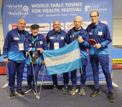 ARGENTINOS EN EL MUNDIAL DE TENIS DE MESA: GOLPE A GOLPE CONTRA EL PÁRKINSON